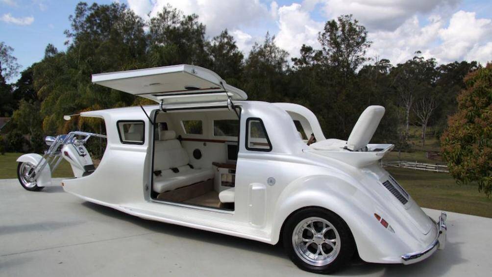 Ghế ngồi cho tài xế như kiểu “xe lôi” ở Việt Nam. Phần sau là không gian tuyệt đẹp của một chiếc limousine