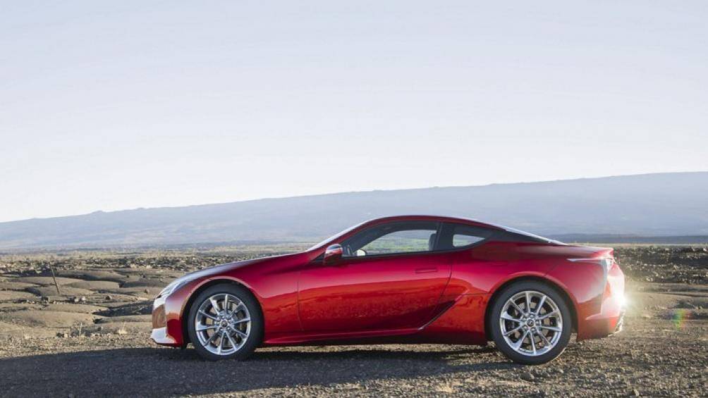 Lexus LC Coupe 2021 sẽ được bổ sung thêm một số màu sắc ngoại thất như màu cam Cadmium hay màu ngọc trai xanh Nori