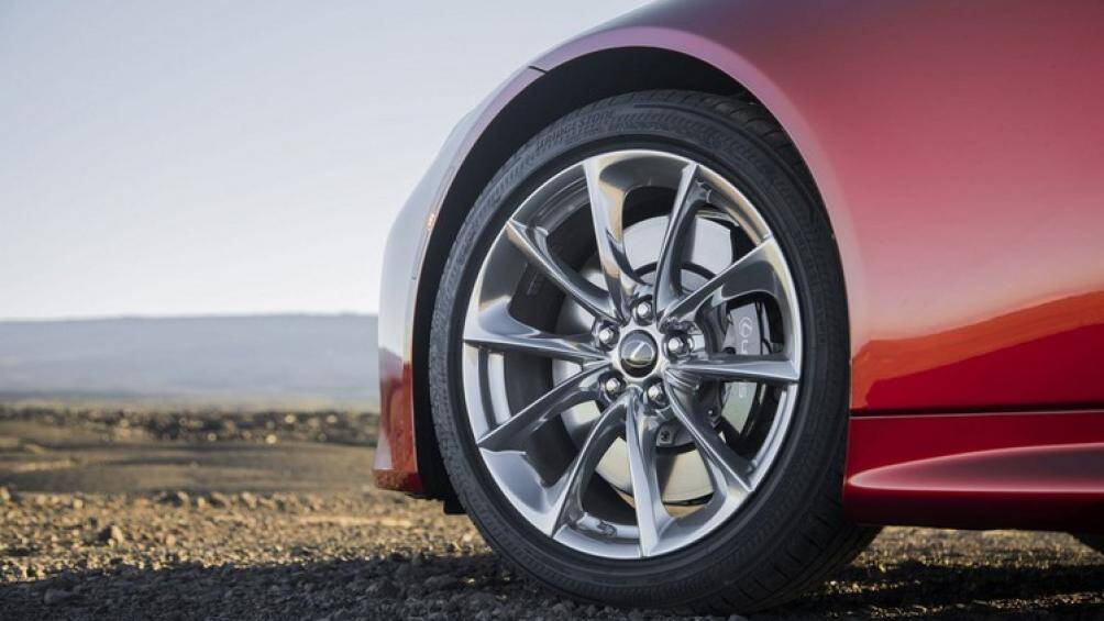 Song song với đó, hãng xe Nhật Bản cũng sẽ cung cấp thêm thiết kế mâm mới với kích thước 20 inch phủ lớp sơn màu tối Graphite