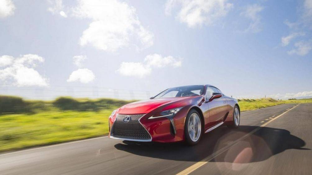 Các chi tiết nội thất của xe cũng có sự thay đổi với tùy chọn da cao cấp bespoke màu trắng, trong khi màu đỏ Flare sẽ thay thế cho màu đỏ Rioja