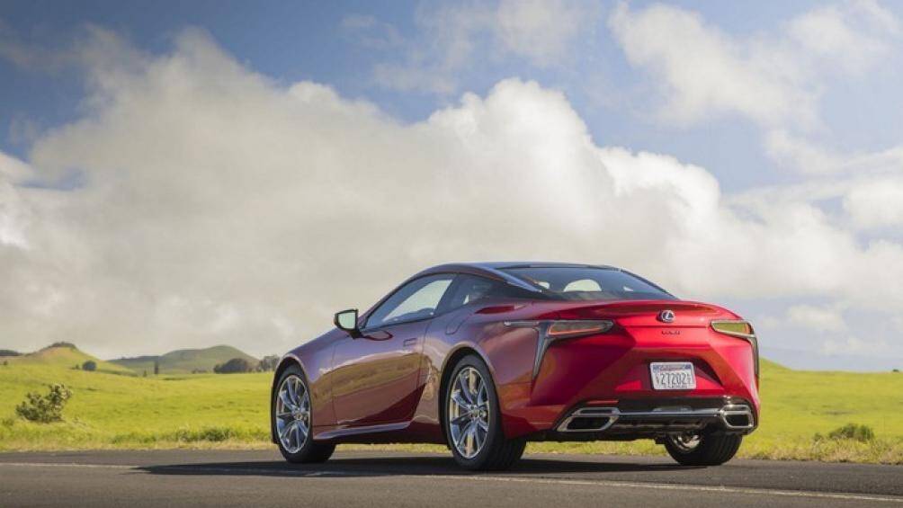 Nói về bộ giảm chấn của xe, Lexus cho biết hệ thống này đã được tinh chỉnh lại để "cảm nhận mặt đường tốt hơn"