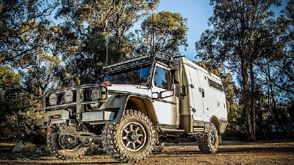 Đây là một mẫu motorhome đủ sức xông pha vào những nơi rừng rậm hoang vu. Được chế tạo dựa trên mẫu xe Mercedes-Benz G Professional