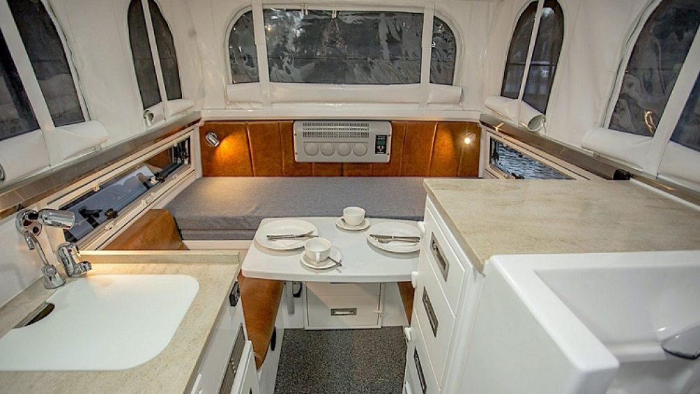 Bên trong là một chỗ ngủ, một phòng tắm với nhà vệ sinh có thể thu vào cùng vòi hoa sen. Và tất nhiên là cả một nhà bếp hoàn chỉnh kèm tủ lạnh