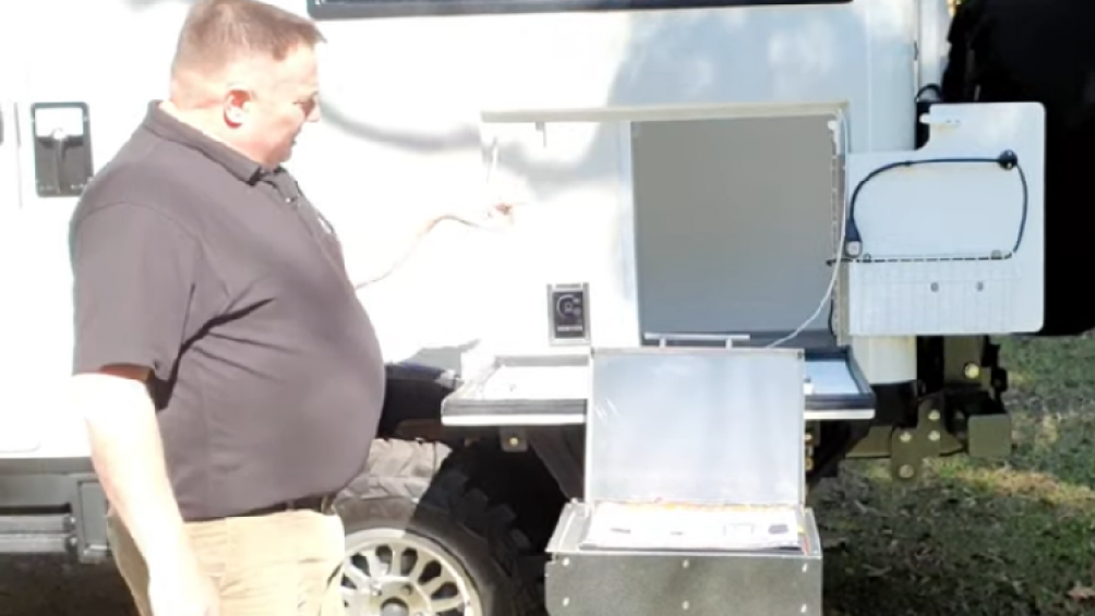 Các cụm pin lithium có nhiệm vụ cung cấp điện cho tất cả những trang bị bổ sung trên xe, có thể được sạc bởi năng lượng mặt trời