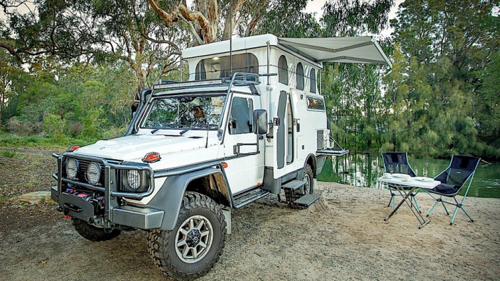 Điều đáng lưu ý đầu tiên khi nhìn vào chiếc xe này là tấm ốp thân vỏ màu trắng phía sau