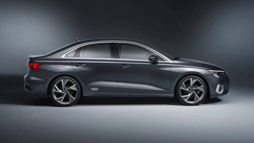 Về ngoại hình, Audi A3 mui trần mới chỉ lớn hơn một chút so với người tiền nhiệm, dài hơn 1,6 inch và rộng hơn 1 inch và cao hơn