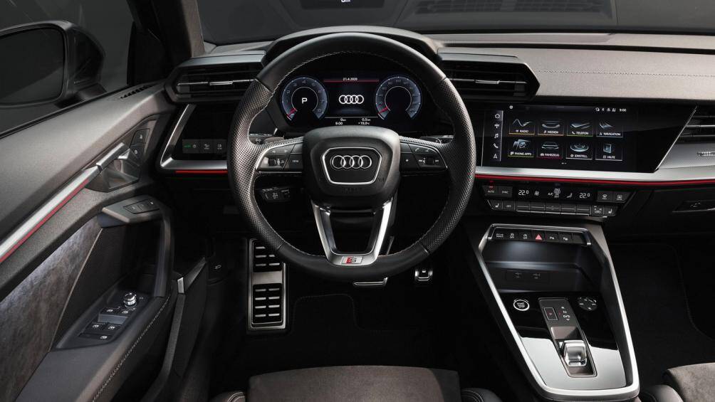 Về nội thất, Audi A3 cũng được thiết kế đồng bộ với vẻ ngoài mạnh mẽ hơn khi mang đến các đường nét và cạnh cứng hơn