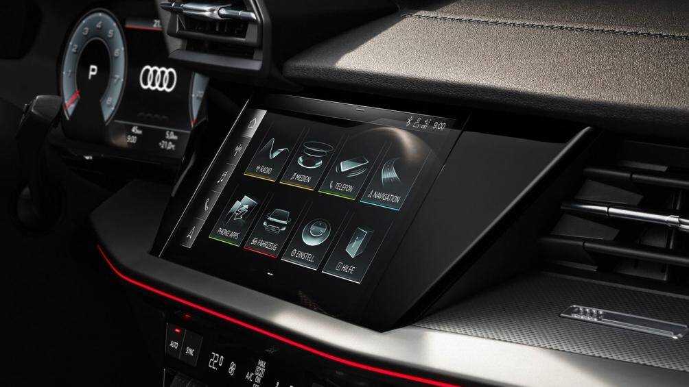 Chiếc xe cũng đi kèm với buồng lái ảo Audi, màn hình cụm 10,25 inch có thể nâng cấp lên 12,3 inch, hoàn thiện với hệ thống thông tin giải trí MIB thế hệ thứ 3