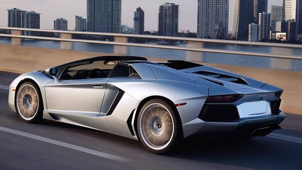 Siêu xe Lamborghini Aventador Roadster với động cơ 6,5 lít V12, công suất 700 mã lực, có mức tiêu thụ nhiên liệu trung bình khoảng 19,6 lít/100 km