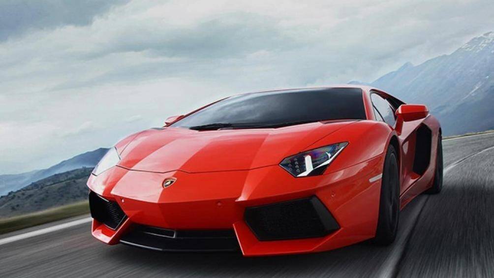 Tiếp đến là Lamborghini Aventador Coupe, một trong những siêu phẩm của hãng xe đến từ Ý