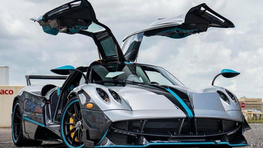 Pagani Huayra trang bị động cơ kép V12 6.0L, tốc độ tối đa đạt 383 km/h, và thời gian tăng tốc từ 0 – 100 km/h trong 2,8 giây