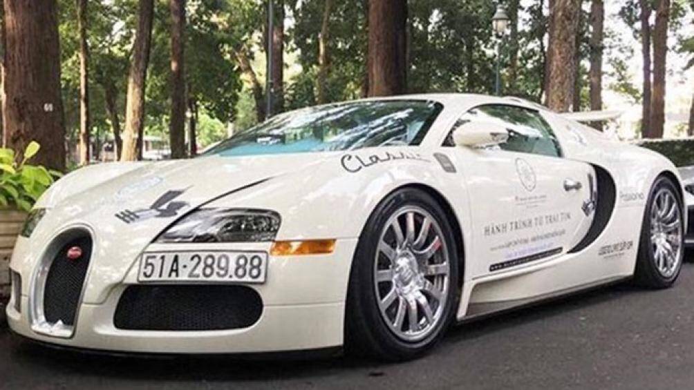 Với động cơ W16 8.0L, mức tiêu thụ nhiên liệu của Bugatti Veyron lên tới 35 lít/100 km đối với đường đô thị và 21,7 lít/100 km khi di chuyển trên cao tốc