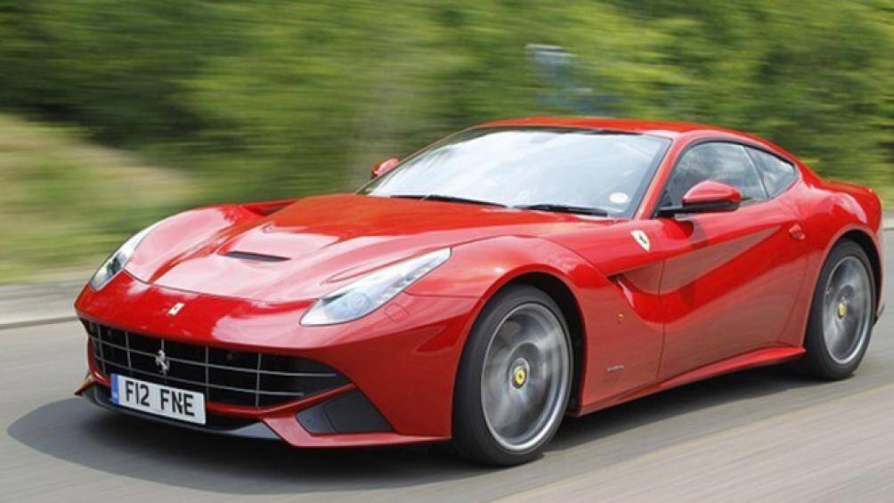 Hay như mẫu xe Ferrari F12 Berlinetta, cũng được biết đến là dòng xe ngốn xăng nhất thế giới