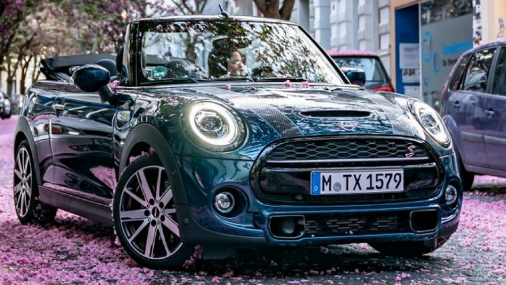 Về tổng thể, chiếc mui trần 4 cửa của hãng xe Anh Quốc mang trên mình lớp sơn kim loại Deep Laguna – màu sắc được phát triển riêng cho phiên bản này