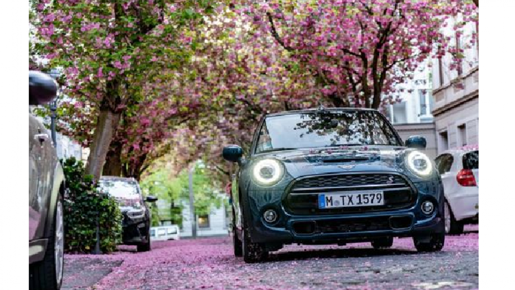 MINI Convertible Sidewalk 2020 cũng giống những đàn anh khác. Ngoại thất xe xuất hiện với 2 đường sọc trên nắp capo với màu sơn đen nam tính