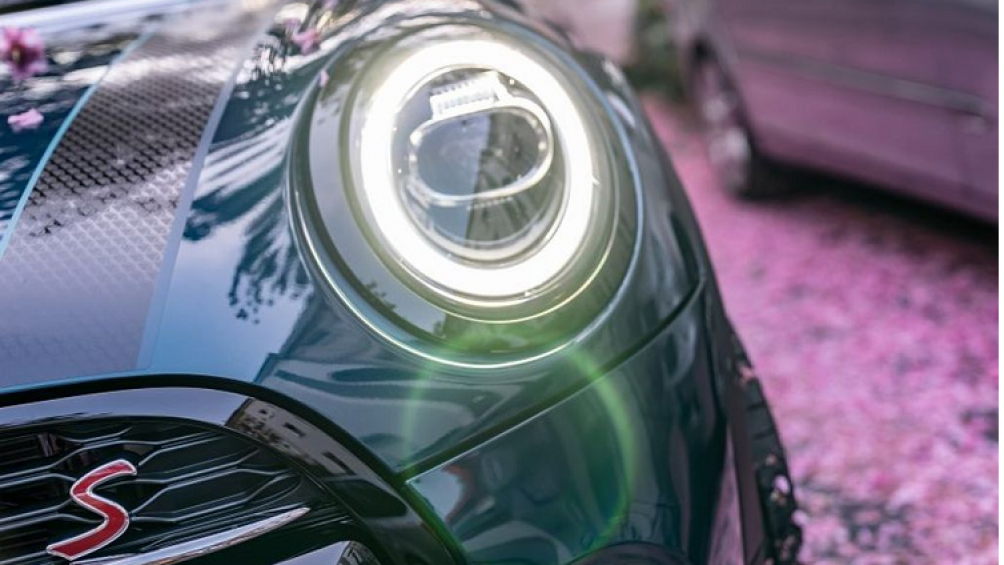 Các điểm nhấn ngoại thất còn thuộc về bộ mâm hợp kim 17-inch 2 màu đa chấu độc đáo Scissor Spoke và một tấm mui mềm mang họa tiết hình mũi tên