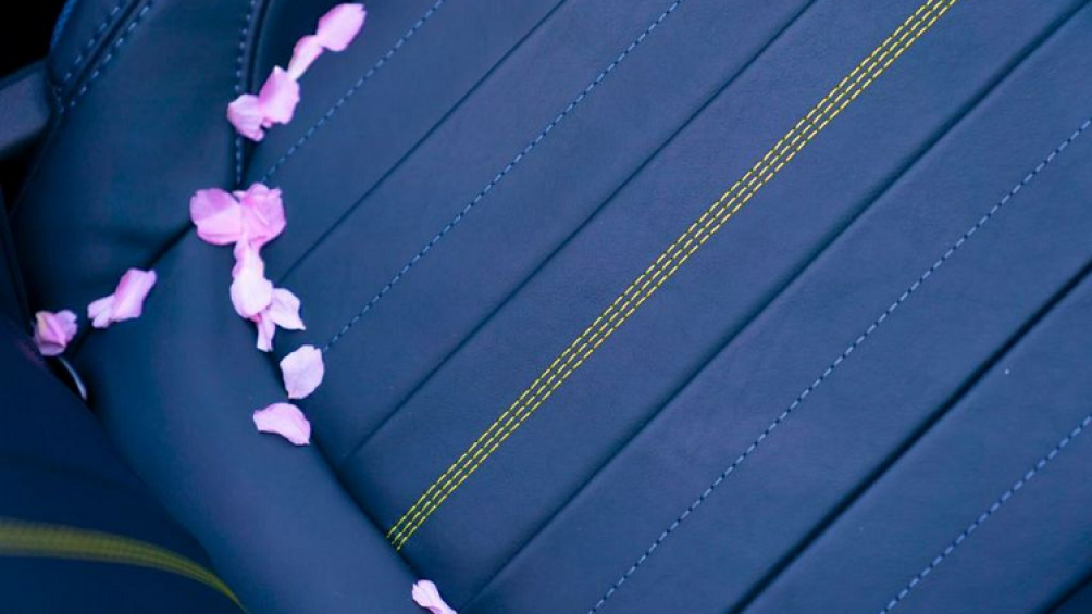 Bước vào bên trong, chiếc xe cũng tạo sự khác biệt với khoang nội thất da xanh navy MINI Yours Leather Lounge Sidewalk