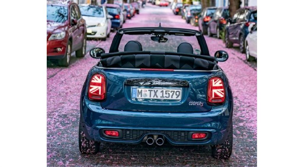 Khung cảnh chụp chiếc xe là con đường hoa anh đào tại tuyến phố Breite Straße và Heerstraße, thành phố Bonn ở phía bắc nước Đức