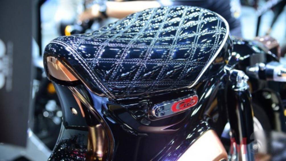 Phần yên xe được bọc da tinh xảo...