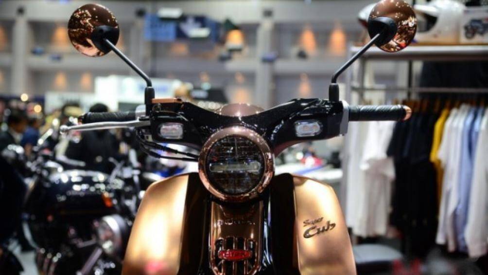 Honda Super Cub C125 được trang bị động cơ 125cc, phun xăng điện tử và hệ thống đèn pha LED