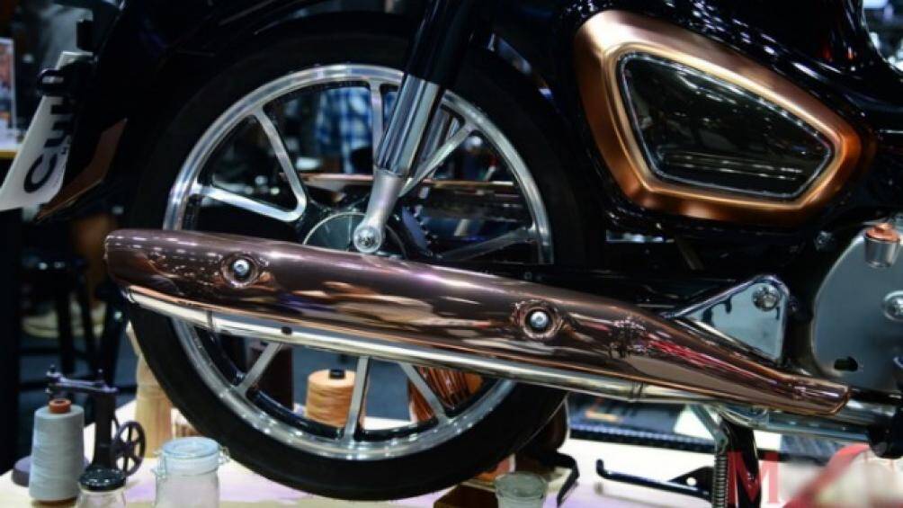 Đúng như tên gọi, Super Cub 125 Copper Gold có màu vàng đồng sáng đậm, toát lên vẻ sang trọng, đắt tiền như một “kho báu” di động