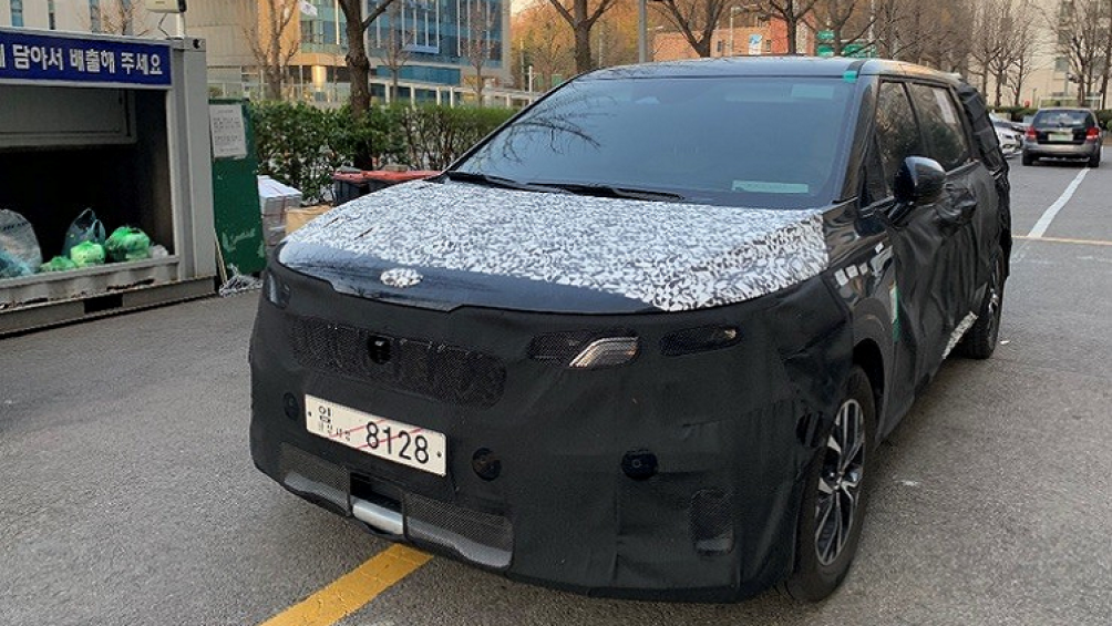 Mẫu MPV này còn được bổ sung lưới tản nhiệt "mũi hổ" mới với thiết kế mượt mà và thanh lịch hơn