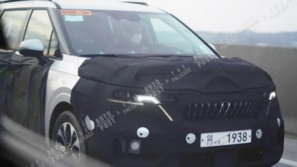 Theo những hình ảnh rò rỉ, xe sở hữu dải đèn LED định vị ban ngày kéo dài từ cụm đèn pha xuống lưới tản nhiệt giống Sorento thế hệ mới