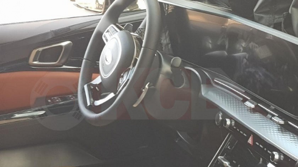 Bên trong, xe được trang bị màn hình thông tin giải trí cỡ lớn và được bổ sung nhiều chất liệu nội thất cao cấp hơn