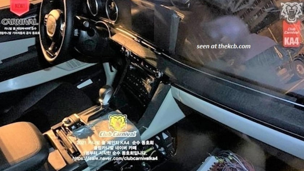 Thiết kế vô lăng, hệ thống thông tin giải trí và màn hình cảm ứng có vẻ được bê nguyên từ người anh em Kia Sorento 2021