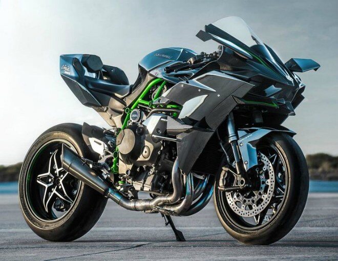 1. Kawasaki Ninja H2R: Xe đạt công suất tầm 310-326 mã lực, mạnh hơn 50% so với các mẫu xe mô tô nhanh nhất chạy đường phố hợp pháp hiện nay