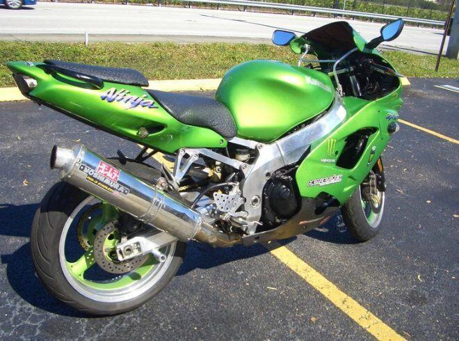12. Kawasaki Ninja ZX-9R: Là một dòng xe đua, từng cạnh tranh với CBR900RR của Honda