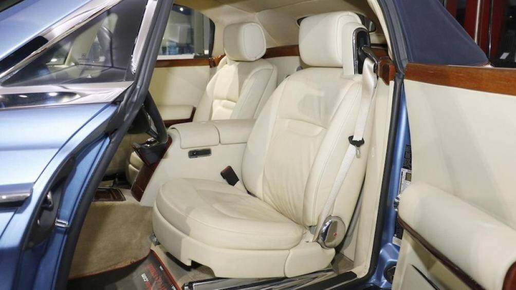 Điểm nhấn cuối cùng bên trong khoang lái là chiếc đồng hồ Thụy Sỹ do Girard-Perregaux chế tạo, được dành riêng cho chiếc Rolls-Royce này