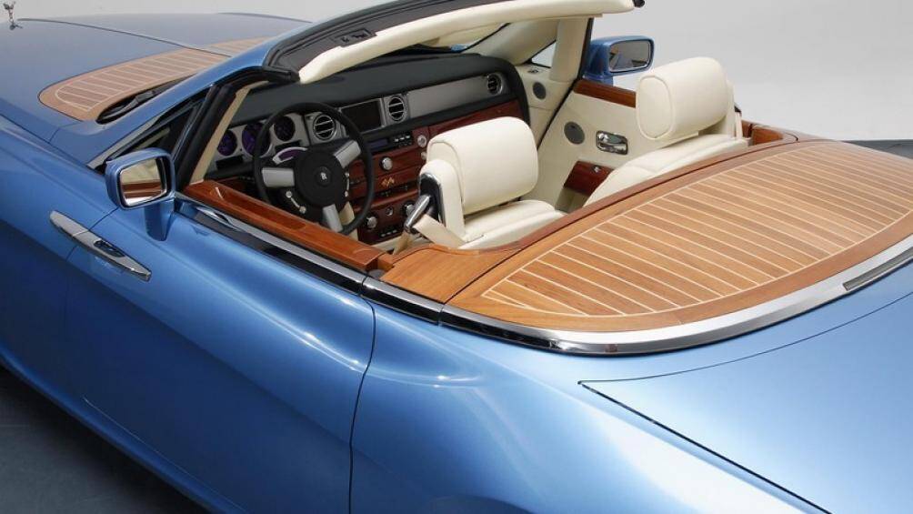 Chiếc xe được trang bị khối động cơ V12, dung tích 6,75 lít, có thể tạo ra công suất cực đại 453 mã lực và mô-men xoắn cực đại 720 Nm