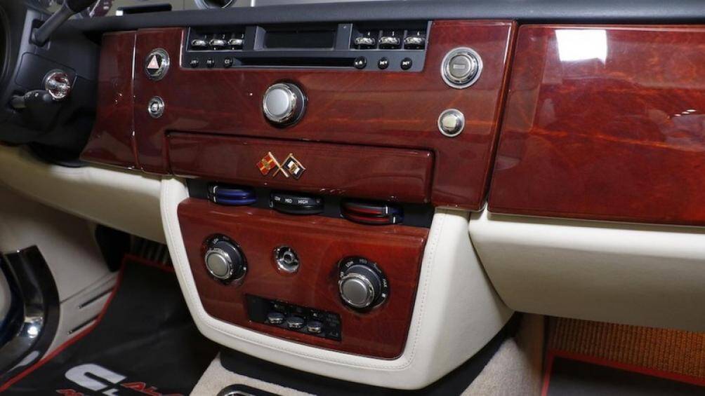 Sau gần 10 năm có mặt tại Dubai, chiếc xe vẫn còn đang trong tình trạng tìm chủ mới