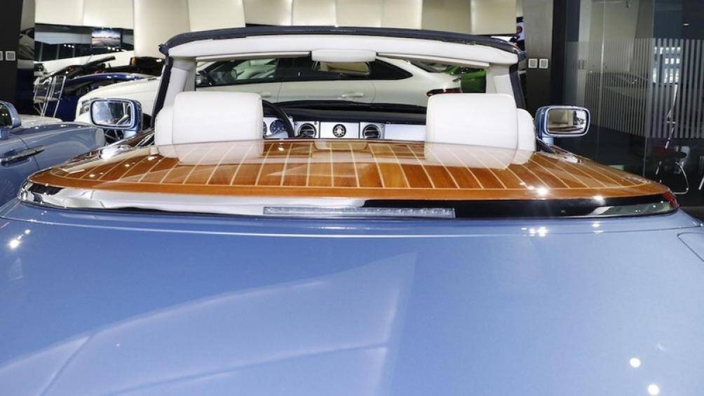 Một tấm gỗ cũng được ốp ngay trên nắp capo, bên dưới phần gỗ ốp này là hộc để đồ, có thể dùng để chứa nhiều vật dụng, hành lý nhỏ khác nhau