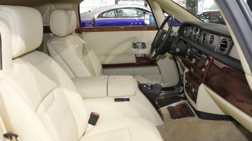 Gỗ ốp tiếp tục được sử dụng trong khắp khoang nội thất bên trong, kết hợp cùng da bọc màu trắng