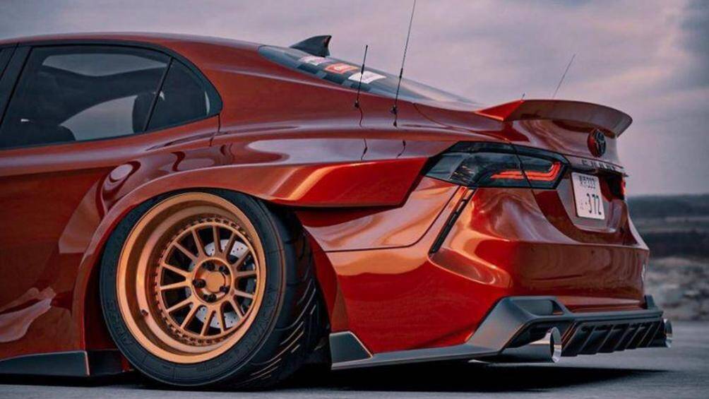 Ngoài việc mở rộng đầu và đuôi xe, phần cản sau cũng được làm lớn hơn, bộ khuếch tán hầm hố hơn cùng với phần ống xả được thay lớn hơn