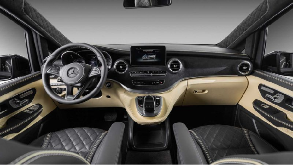 Khu vực bảng điều khiển trung tâm cùng các tấm ốp đều được bọc da Nappa cao cấp, bao gồm màu da đen đặc trưng của Mercedes-Benz