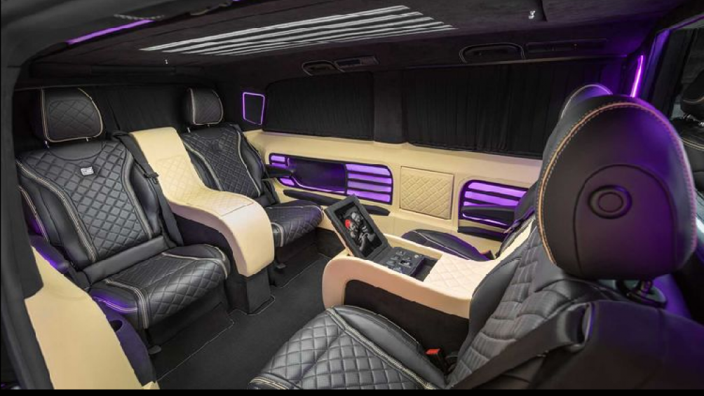 Tương tự như các phòng họp di động khác, khoang hành khách và khoang lái của chiếc xe cũng được ngăn cách hoàn toàn riêng biệt