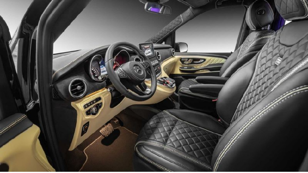 Các hành khách ở hàng ghế sau đều được trang bị bảng điều khiển điện tử riêng dễ dàng điều chỉnh các tính năng hiện đại trong khoang nội thất