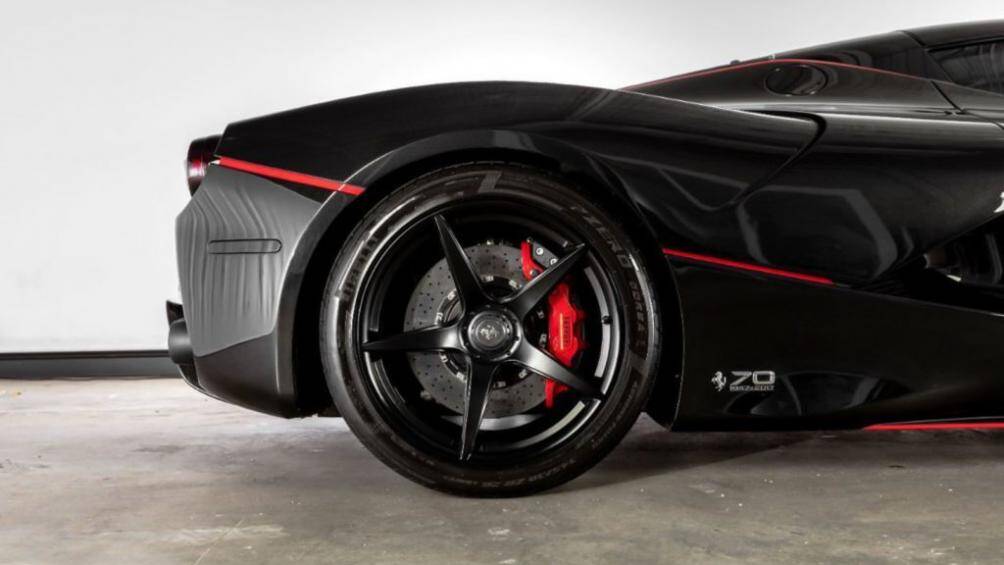 Bên trong là hệ thống phanh đĩa carbon ceramic với cùm phanh Brembo sơn đỏ nổi bật