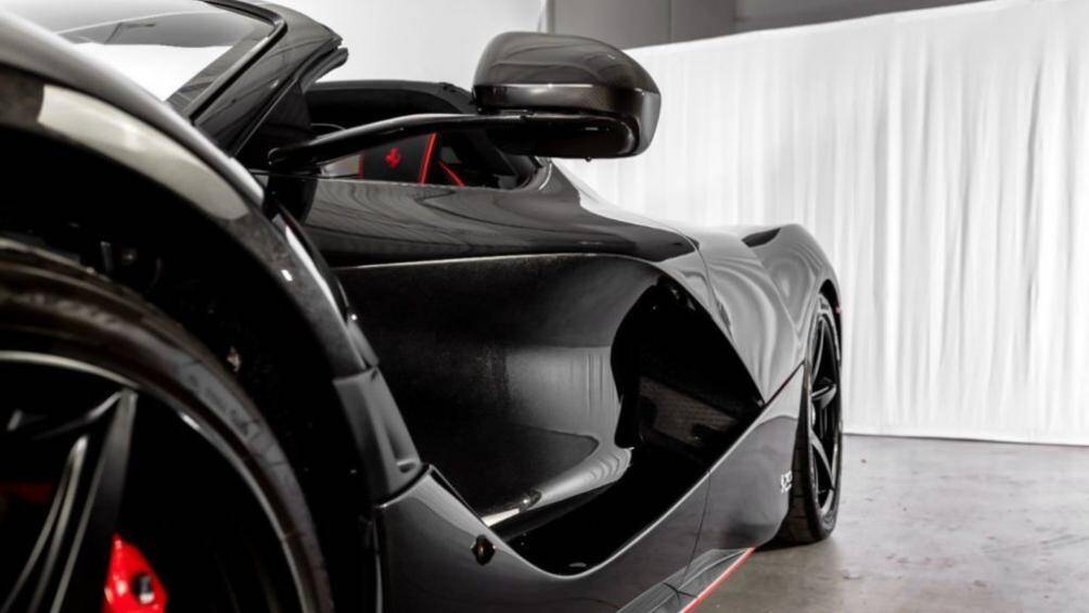 Đầu xe vuốt nhọn về phía trước hình thành nên hai hốc gió lớn, bên hông là sự xuất hiện của hai khe gió cỡ lớn lấy gió làm mát cho khối động cơ V12