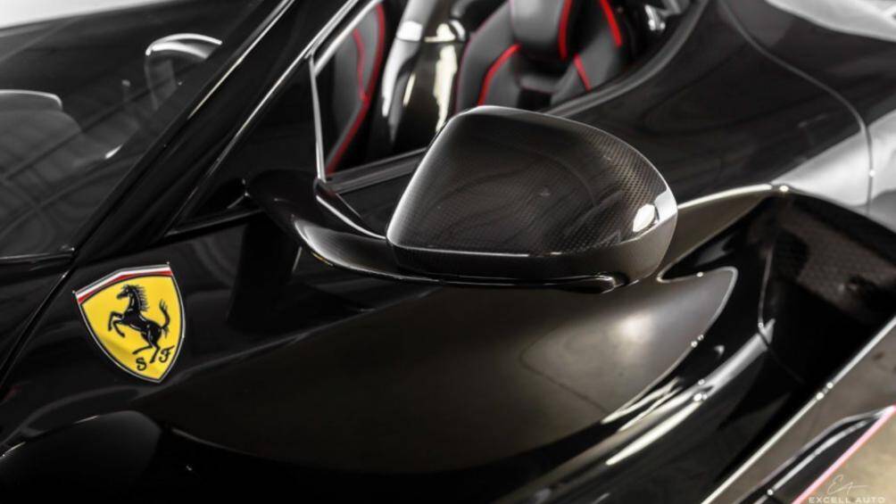 Ngoại thất của LaFerrari Aperta gây ấn tượng mạnh mẽ nhờ những đường nét thiết kế đậm chất Ferrari