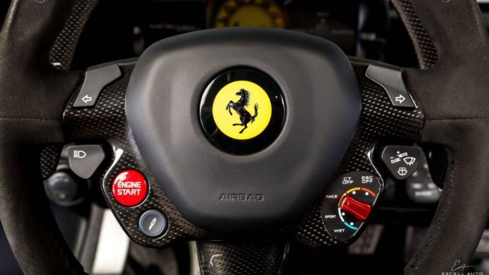 Động cơ xe có khả năng sản sinh công suất tối đa 800 mã lực và một mô-tơ điện có công suất tối đa 163 mã lực