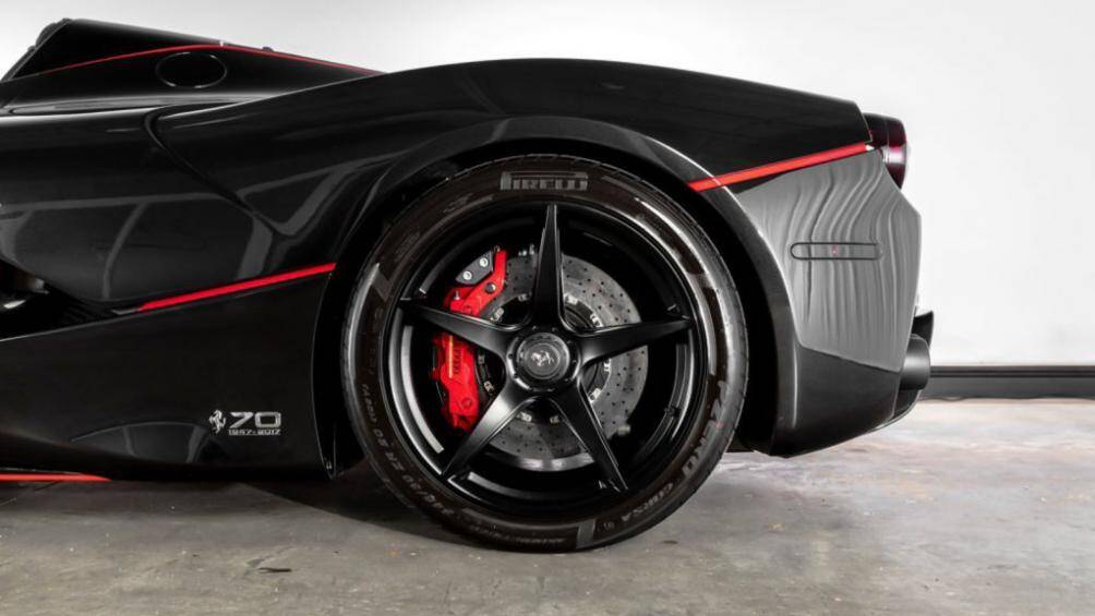 Hai bên hông xe được đính thêm logo “ngựa chồm”