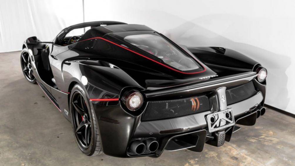 Phía trên là nắp máy bằng kính chịu lực cho ta cái nhìn rõ hơn về vẻ đẹp của một trong những khối động cơ V12 mạnh nhất mà Ferrari từng sản xuất