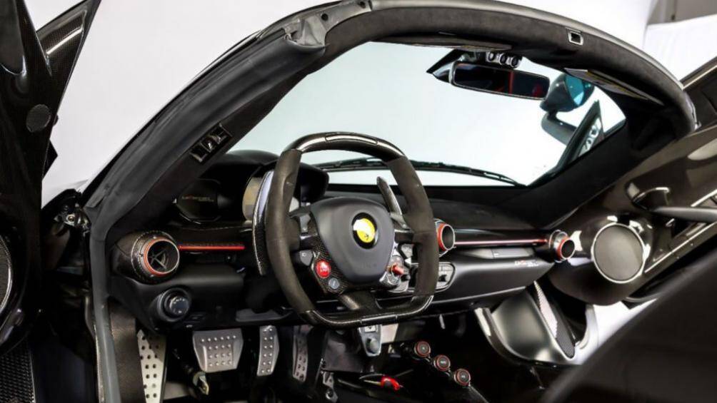 Khoang nội thất của xe được trang bị rất nhiều các chi tiết được làm từ sợi carbon phải kể đến như: táp-pi cửa, vô lăng, ốp bệ tỳ tay hay ốp bảng táp-lô...