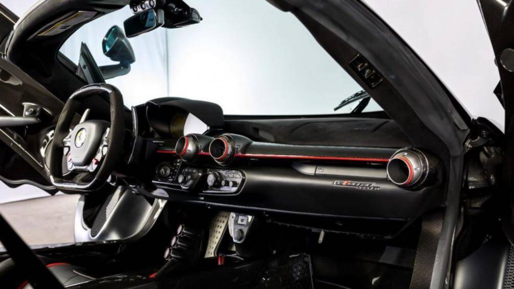 Khoang nội thất được phối với hai tông màu chủ đạo là đen và đỏ, bảng táp-lô được viền chỉ đỏ chạy ngang đẹp mắt