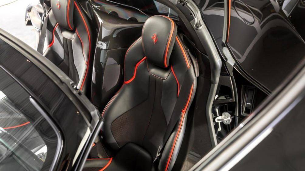 Ghế ngồi trên xe được bọc da cao cấp đồng màu với ngoại thất, cùng kết hợp tạo nên một vẻ đẹp bí ẩn cho mẫu hypercar