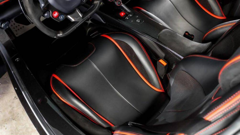 Bên cạnh đó, các chi tiết như lưng ghế hay tựa đầu đều được viền đỏ tương phản, tựa đầu ghế thêu logo “ngựa chồm” màu đỏ ấn tượng